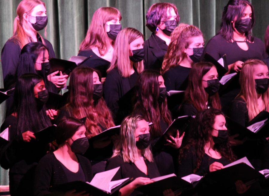 The chorale sings Ocho Kandelikas a Ladino song for Chanukah.
