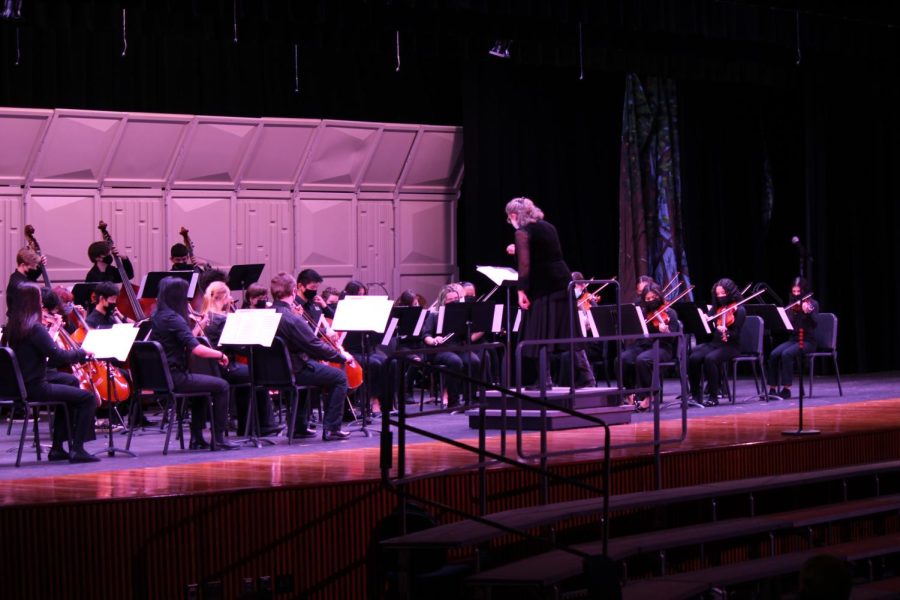 The general orchestra performs Suite for Strings.